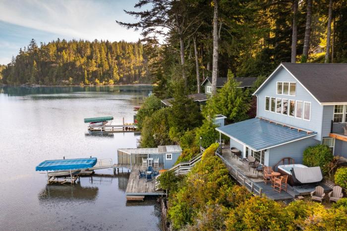 1M-Dollar Lakefront View, Private Dock, Kayaks, Hot Tub, Game Room, BBQ, Family