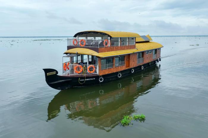 Aqua Castle Houseboat - by Aqua Jumbo Houseboats
