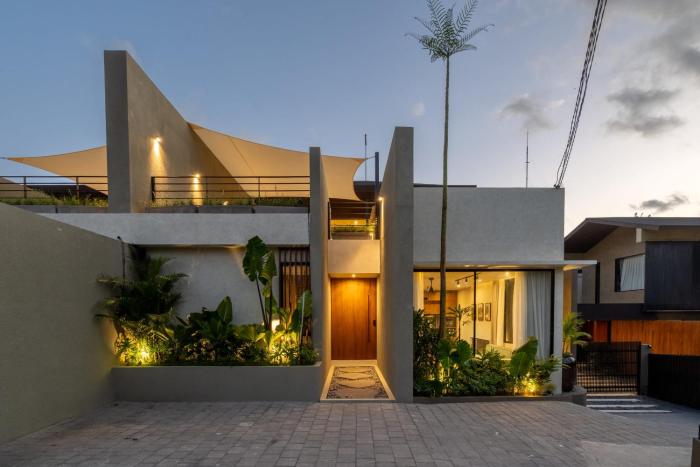 Villa Naka - Compact 3BR Designer Villa with Rooftop Pool