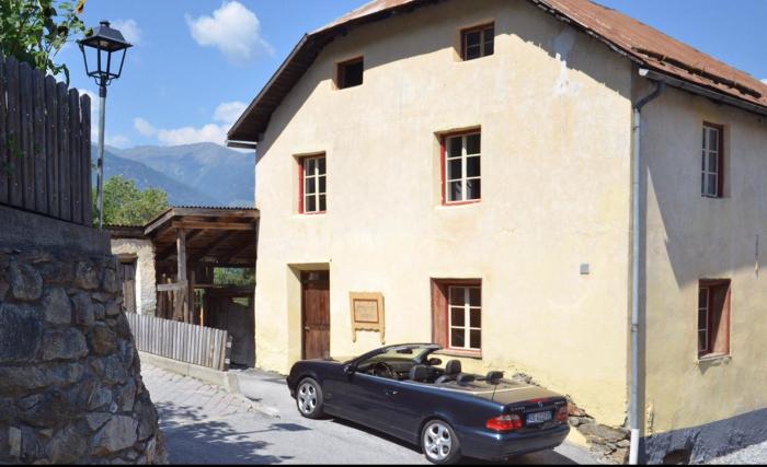 SOMMERFRISCHE TSCHENGLS Ein ganzes historisches Ferienhaus für euch in SÜDTIROL Urlaub im ruhigen Bergdorf Tschengls im Vinschgau mit Weitblick und Gartenterrasse ideal für Kleingruppen Familien mit Hund