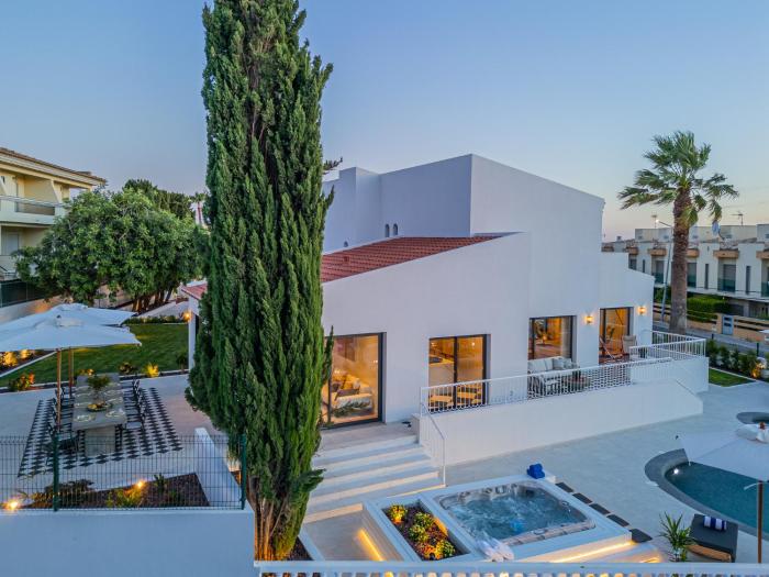 NEW! Villa Nostra- Luxury Villa, Tennis court, Gym, Swimming Pool, Jacuzzi by Dream Villas Albufeira