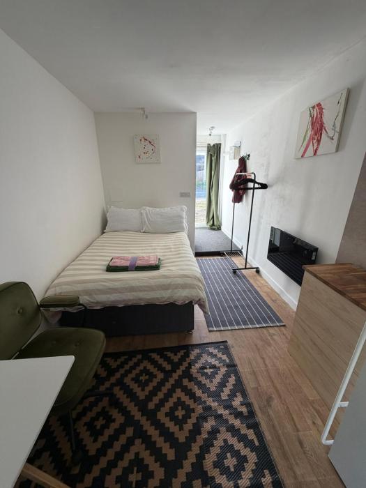 Garden Studio Flat 2 and Parking