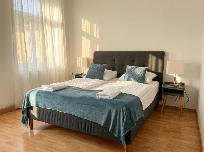 Central Belvedere private rooms in shared Aprt - 12 min from City Center