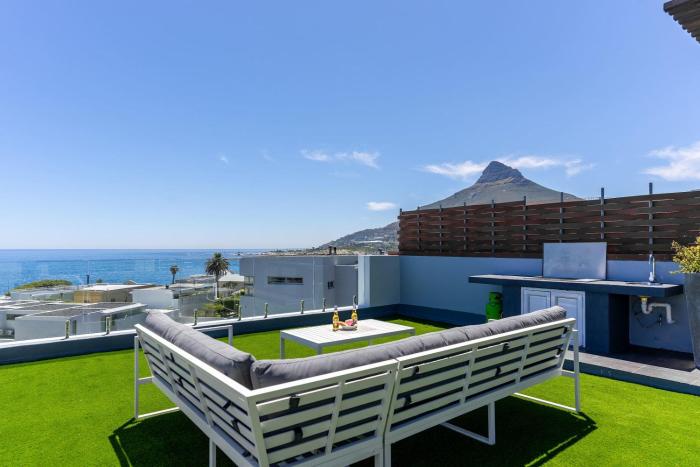 Houghton Villa Camps Bay - 5 min walk to beach