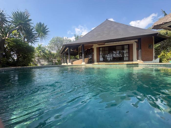 Bundar - Superb beachfront villa with pool and staff!