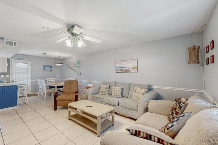 Beachy townhouse with 11 pools golf fast WiFi & private WD