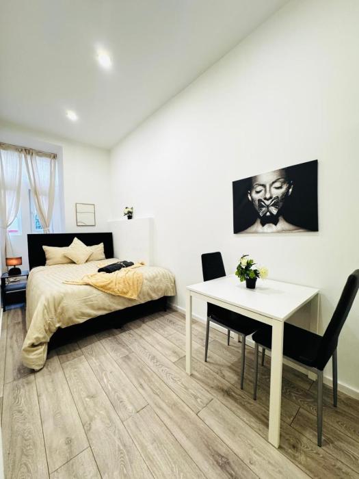 Private Rooms in Affordable 5-Bedroom Apartment