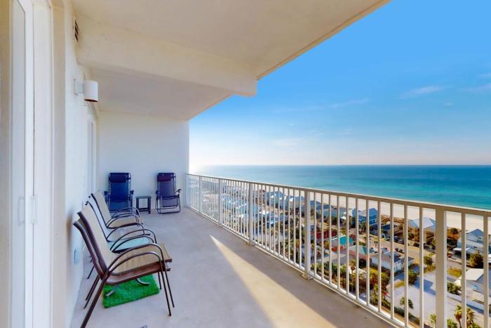 Beach home with balcony Gulf views & shared pool hot tub
