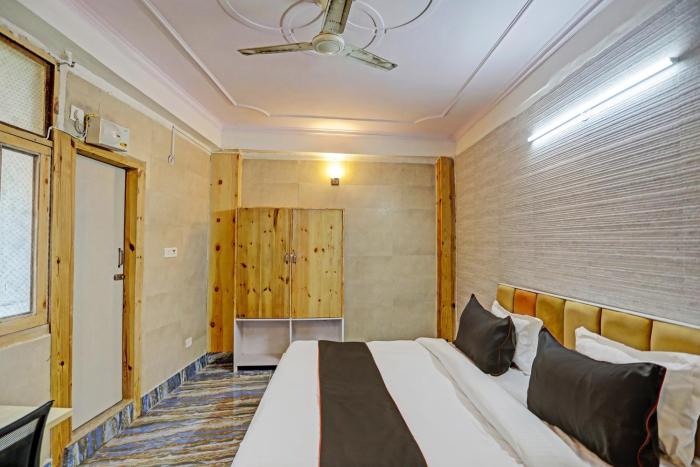 Collection O Aditya Inn Sector 66 Noida Near Adarsh Pariksha Kendra