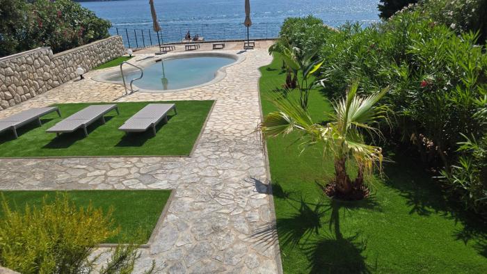 OlivaBeachHouse - Direct Waterfront & Mooring
