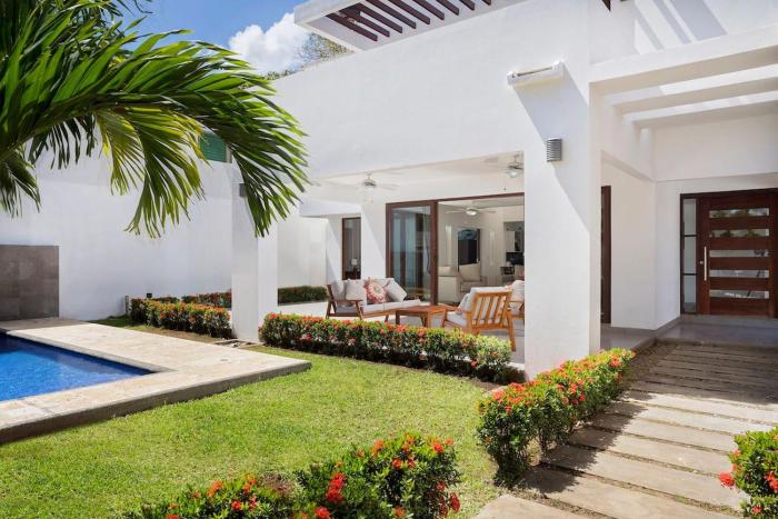 4 BR Beach House with Pool, 1-Min Walk SJDS Bay