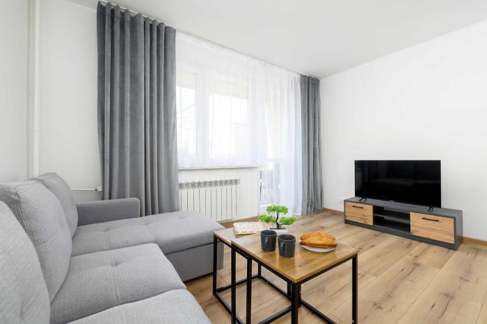 Modern Apartment with Balcony and Place for Remote work by Noclegi Renters