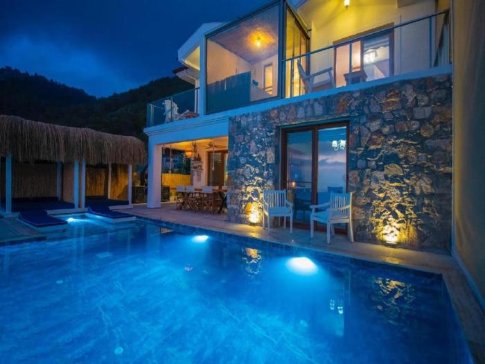 Fethiye Faralya da Deniz Manzaralı Özel Havuzlu Müstakil Villa