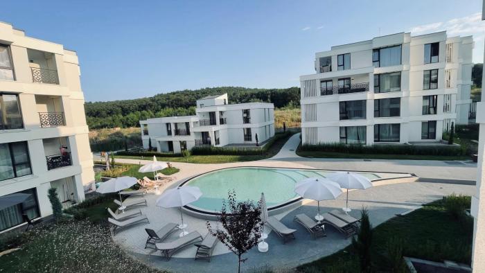 Luxurious, modern and spacious apartment for up to 4 with private office at Secret Garden, Green Life