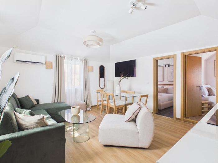 New 2BR, 2 En-Suites w AC – Príncipe Real | By Airnest