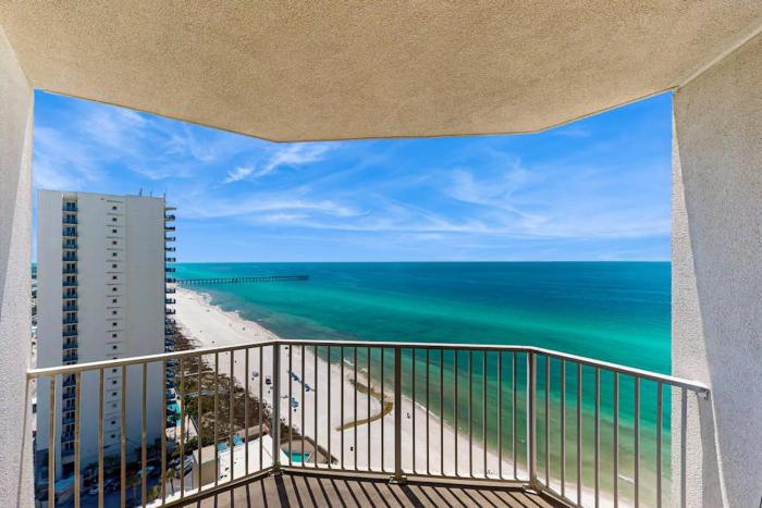 High rise condo at beachfront resort with pools hot tubs & arcade