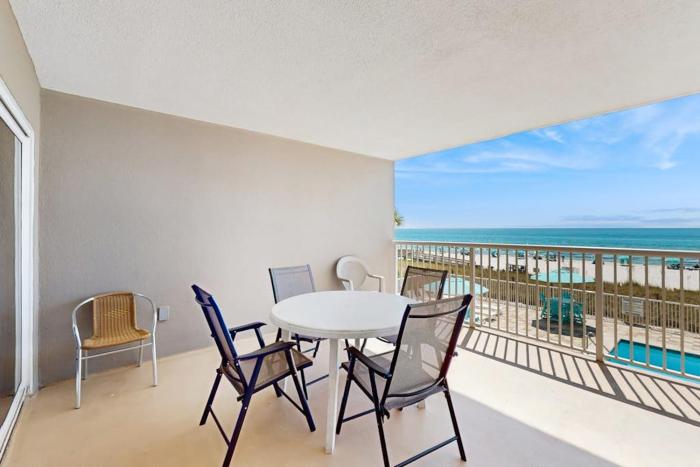 Gorgeous Oceanfront condo with washer dryer Gulf front balcony pool hot tub