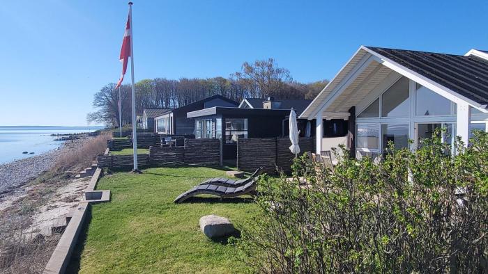 Unique Beach House - Right On The Beach