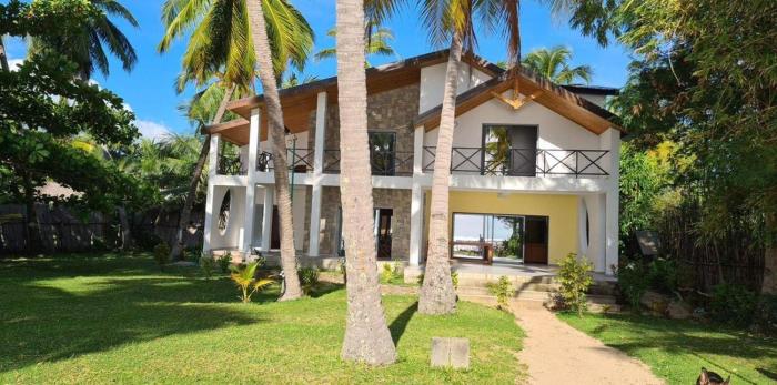 Beautiful beach-front villa 3 bedrooms
