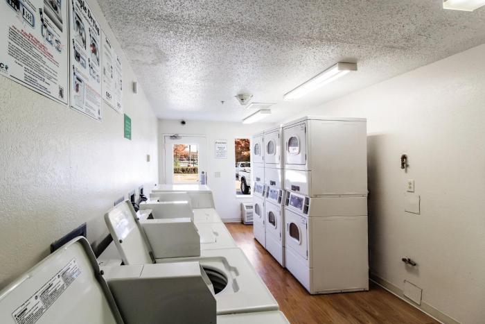 HomeTowne Studios by Red Roof Houston - West Oaks - Energy Corridor