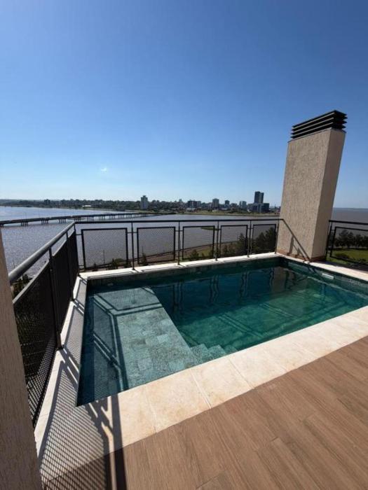 Moderno departamento con piscina con vista al río