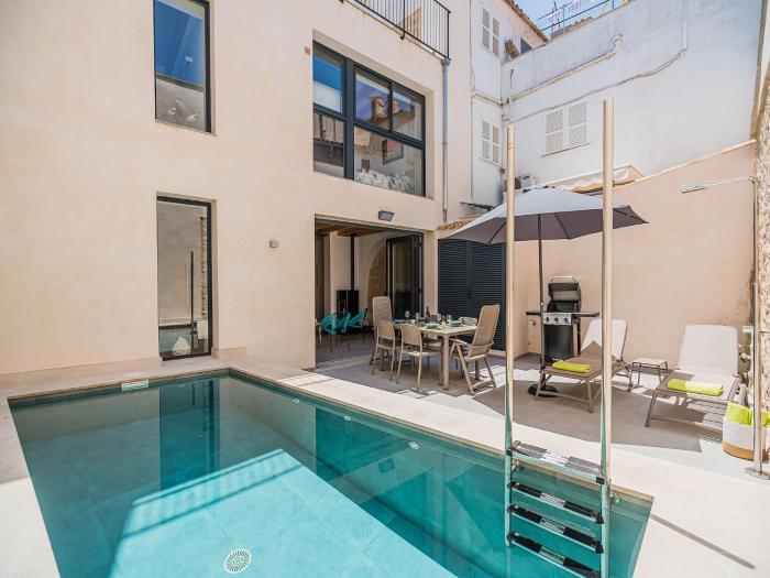 Old Town Townhouse with Pool, Pollença