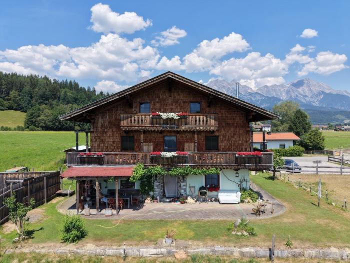 Holiday apartment on a farm with outdoor whirlpool