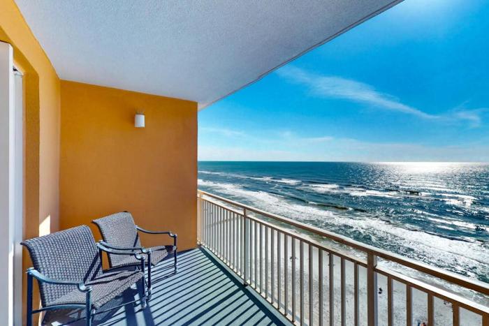 Beachfront condo with pool lazy river splash pad & hot tub