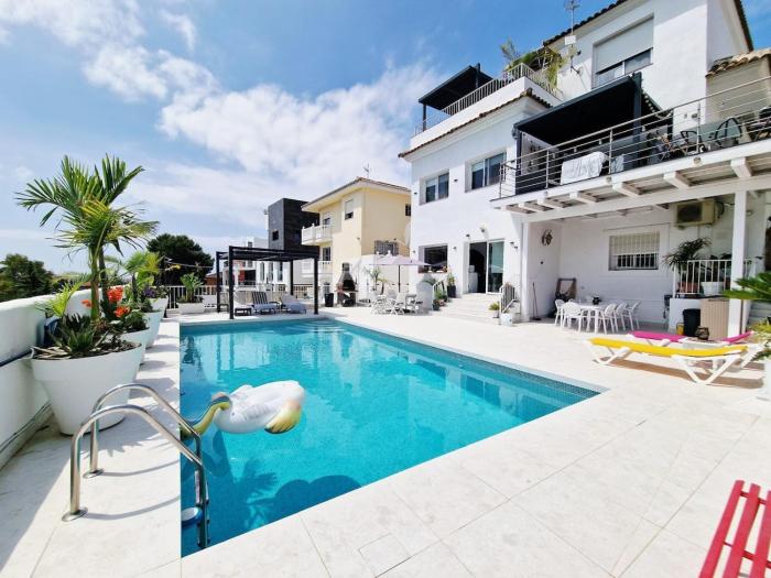Urogallos Poolside Retreat 2BR, 2 Baths & Shared Pool