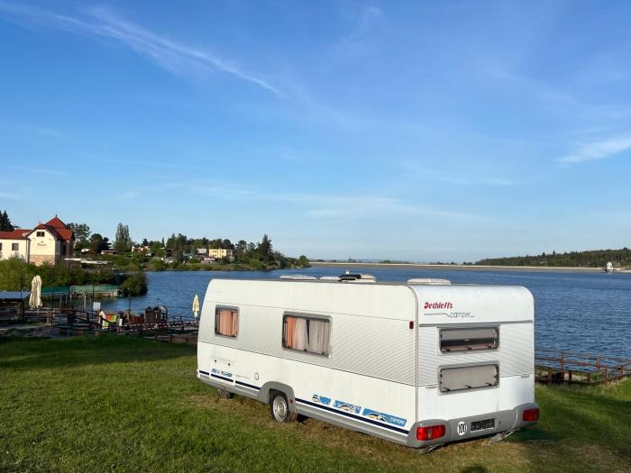 Karavan u přehrady