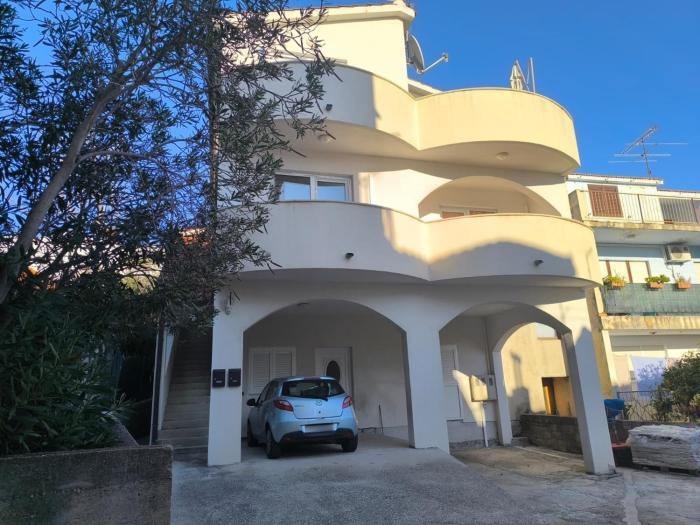 Apartments with parking space Primosten - 27875