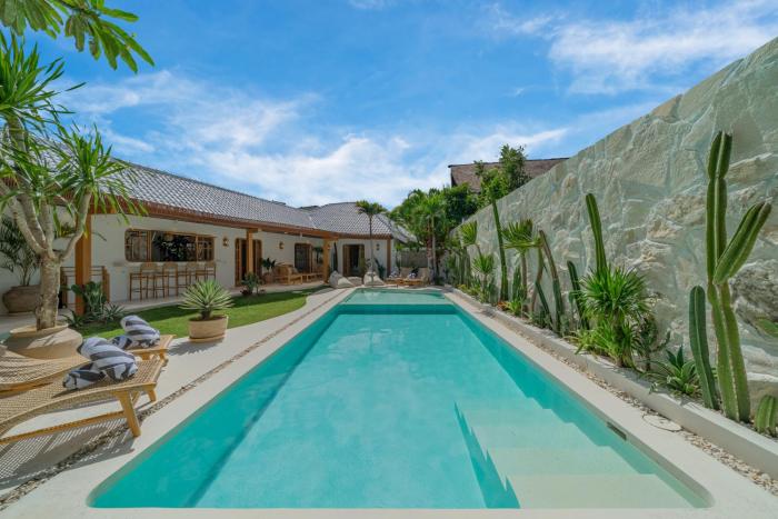 Philou - 6BR Chic Villa With 3 Pools, Walk to the Beach!