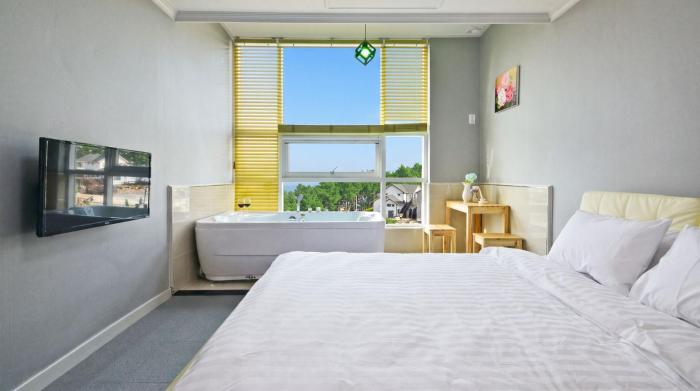 Janghohang J Story Spa Pension