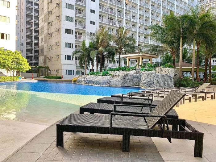 2Bedrooms with balcony pool or city view in Pasay City walking distance to Mall of Asia and near Manila Airport