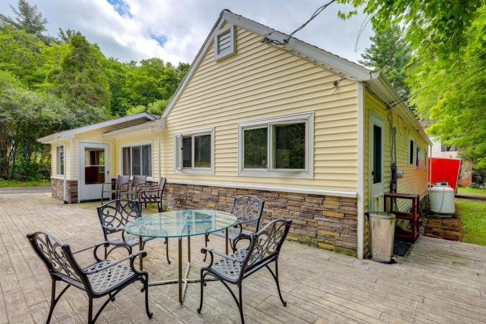 Home with Water Access: Close to Saratoga