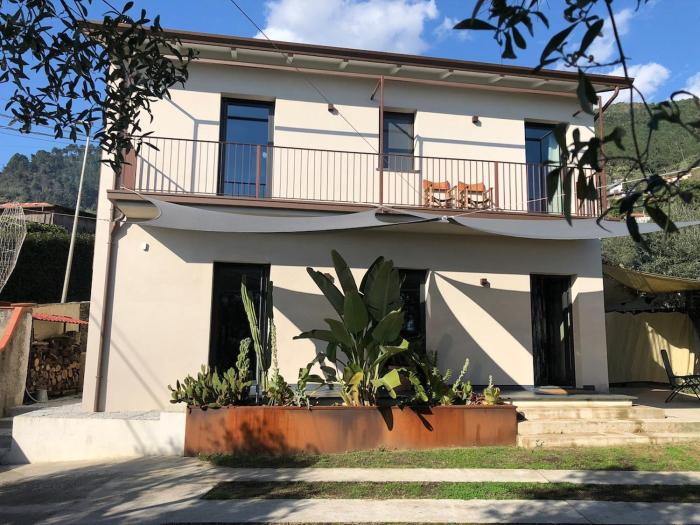 Casa dartista in collina vista mare