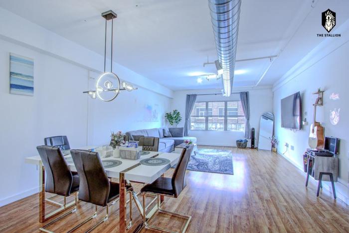 NEW Modern Spacious Loft in Downtown with free parking