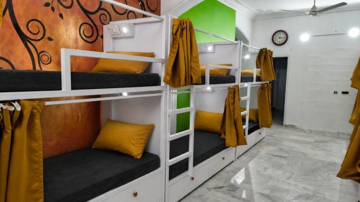 Renis PG Hostel Men-Modern Bed Cubicles