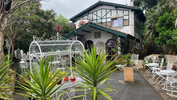Appartement en Art Villa - 3 chambres - 3 salles de bains - 8 pers - Cuisine - Salon - Piscine - Parking