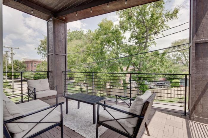 Prime West End 2BR W, SAUNA and Balcony Near Vandy!
