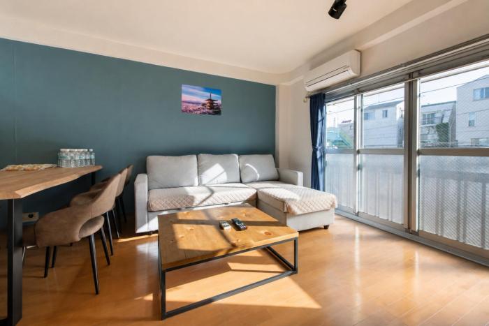 Max 9 people 8 minutes from Shibuya 5 minutes from Shinjuku 1 minute from Harajuku 4 minutes walk from the station Room Sakura