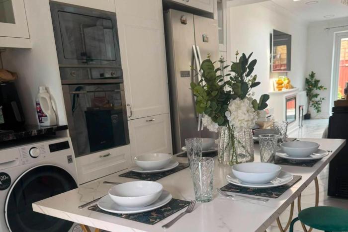 4 Bedroom House Sleeps 8 - Private Garden