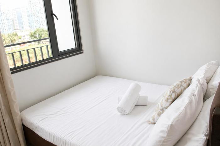 Modern 1BR with Private Balcony near MOA Arena