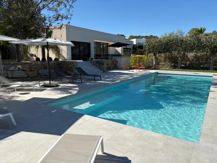 Spacieuse villa 5 chambres - piscine sur le golf de Las Colinas