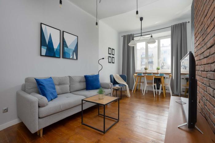 Cosy Apartment with a Desk Close to the Underground by Noclegi Renters