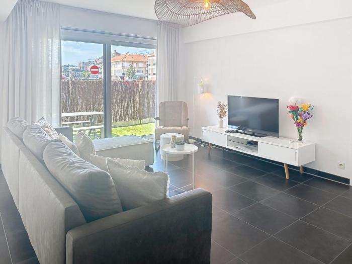 Apartment Miramar with terrace by Interhome