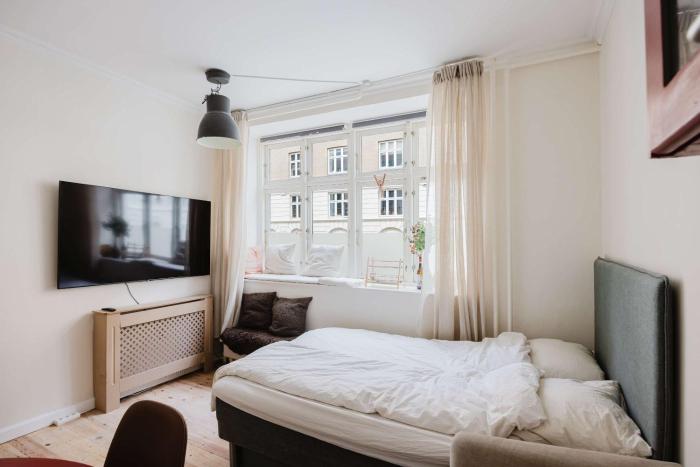 2BR Apt 1 Min From S-Train