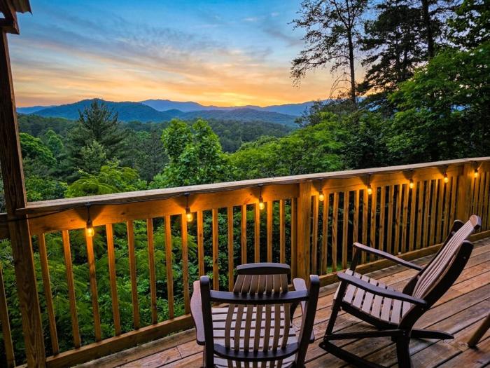A+ Mtn Views • Romantic Getaway • Hottub • Firepit
