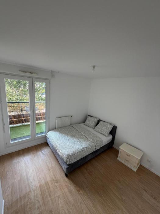 Modern 2BR Train, Versailles, Paris