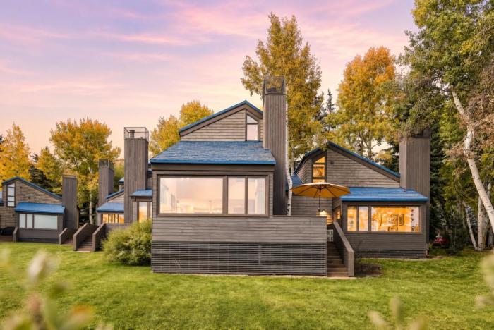 Family friendly Snowmass retreat w. hot tub and pool. 5 minutes to resort